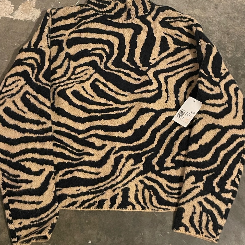 Womens Black and Tan Sweater
